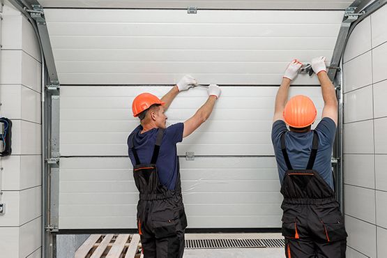 Hombre instalando puerta basculante