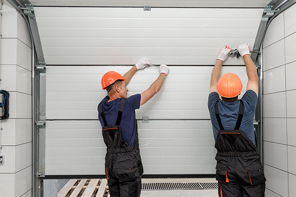 Hombre instalando puerta basculante